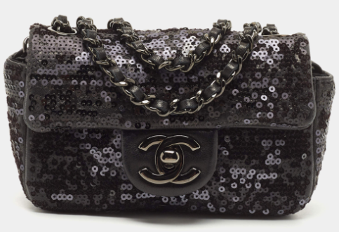 Túi nắp gập mini CC mini bằng da sequin màu đen của Chanel