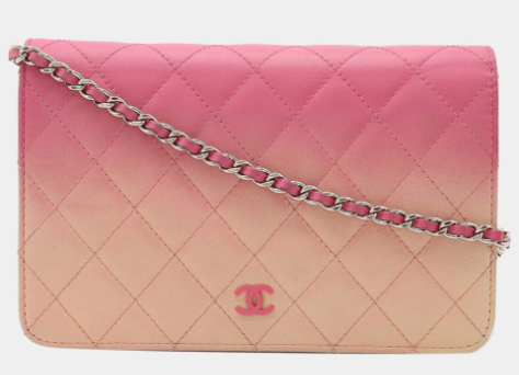 Ví chần bông cổ điển bằng da nhiều màu Chanel có dây chuyền